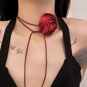 Elegante choker con rosa di seta rosso vino e lunghi nastri avvolgenti per donna