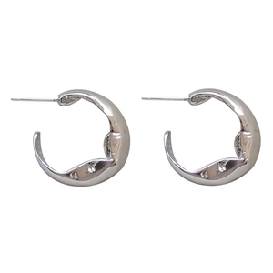 Irregular C-shaped silver earrings with minimalist liquid metal textured design