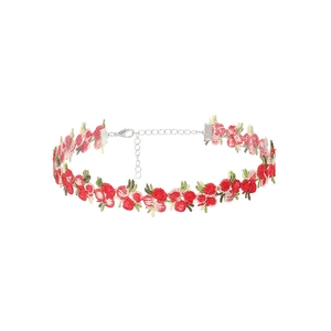 Détail du collier choker fleurs brodées rouge et rose avec chaîne réglable argentée