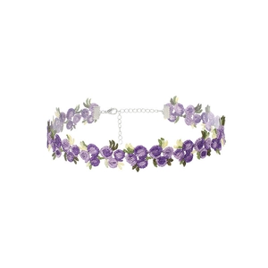 Détail de la broderie florale violette sur le collier ras de cou avec fermoir