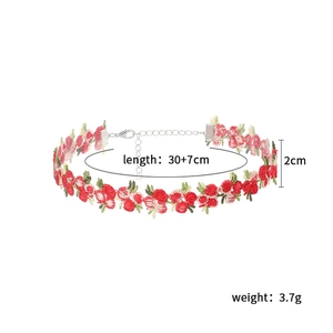 Détail du ras de cou brodé de fleurs avec dimensions 30+7cm et poids de 3,7g