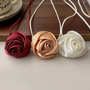 Set di choker con rose in seta fatte a mano in bordeaux, champagne e bianco crema, eleganti