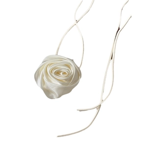 Elegante girocollo di rose in raso bianco con nastri di seta regolabili per donna