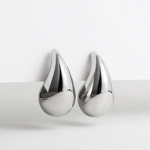 Boucles d'oreilles gouttes argentées minimalistes avec finition miroir polie et design moderne