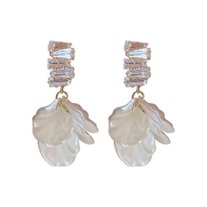 Elegante goldene Muschelblumen-Ohrhänger mit Zirkon-Kristallen und Perlglanz