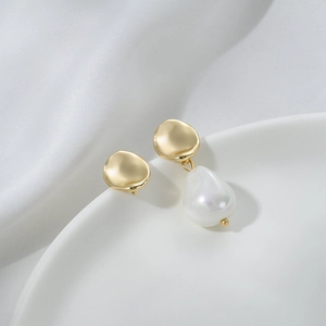 Boucles d'oreilles asymétriques plaquées or 14K avec clous et perles élégantes
