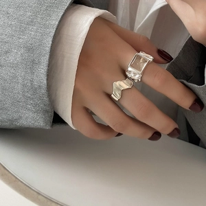 Set di anelli in argento con texture lava e fascia ondulata sulla modella