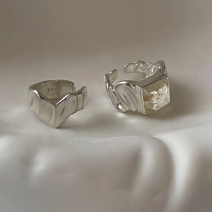 Macro degli anelli in argento S925 con trama martellata e intarsio in marmo quadrato