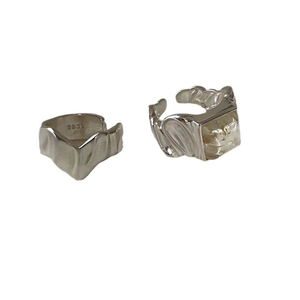 Anello aperto in argento a forma di V con trama ondulata e pietra quadrata chic