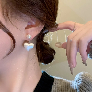 Elegant brushed metal heart pearl earrings for women with a warm white pearl finish