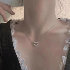 Collar con colgante de corazón hueco y cristales brillantes en cadena sencilla plateada