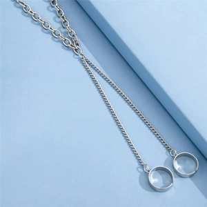 Detail eines silbernen Punk-Fingerschmucks mit Panzerkette und minimalistischen Ringen