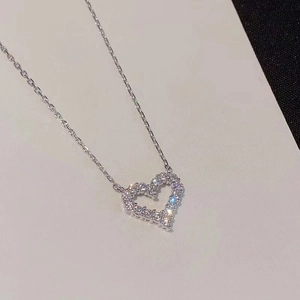 Collar de corazón hueco plateado con circonitas brillantes y cadena minimalista