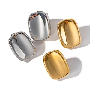 Minimalistische quadratische geometrische Ohrstecker in poliertem Gold und Silber