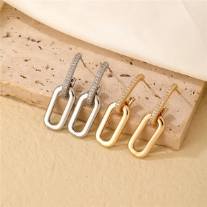 Nahaufnahme von gold- und silberfarbenen Kettenohrringen mit Mikro-Zirkonoxid-Steinen