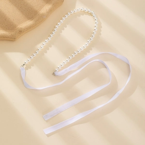 Détail d'un collier de perles avec de longs rubans de satin blanc réglables pour un ajustement