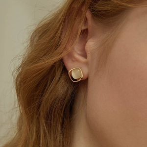 Elegantes pendientes de botón cuadrados dorados con piedra ojo de gato y diseño moderno