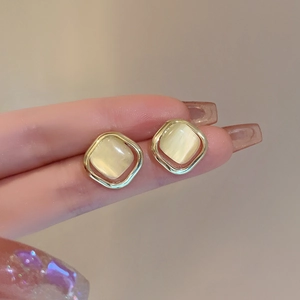 Elegantes pendientes de botón cuadrados dorados con piedra ojo de gato amarilla mujer