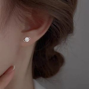 Eleganti orecchini asimmetrici a stella e pianeta con micro-pavé di zirconi cubici