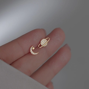 Orecchini asimmetrici dorati luna e Saturno con intarsio in zircone per donna