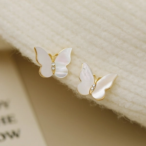Boucles d'oreilles papillon en nacre blanche avec dorure et accents en cristal scintillant