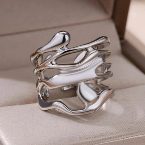 Verstellbarer silberner Ring im Lava-Stil mit unregelmäßigem Design auf Schmuckkästchen