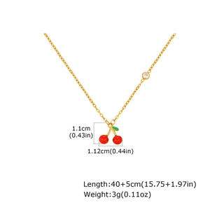 Détail du collier cerise doré montrant le poids de 3g et la longueur de chaîne 45cm