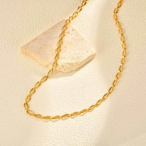 Dettaglio della collana a maglie in acciaio inossidabile placcato oro 18K su pietra