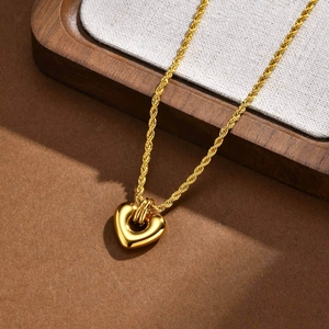 Collier vintage avec pendentif cœur plaqué or 18 carats et chaîne corde élégante