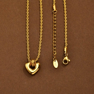 Collier avec pendentif cœur plaqué or 18 carats et chaîne en acier inoxydable torsadée