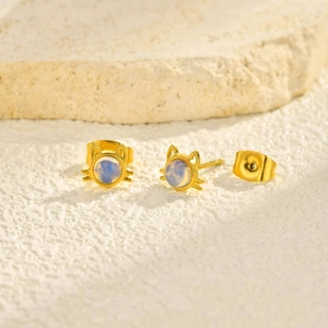 Boucles d'oreilles chat en acier doré 18K avec opale sur fond en pierre naturelle