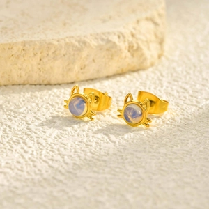 Boucles d'Oreilles Clous Chat en Acier Inoxydable Plaqué Or Avec Opale Bijoux Animaux Minimalistes pour Femme Étudiants Cadeau