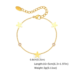Détail du collier fleur en or 18 carats avec fermoir mousqueton et poinçon K18