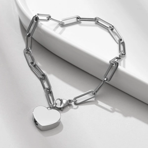 Nahaufnahme des Paperclip-Armbandes aus Edelstahl mit poliertem Herzanhänger in Silber