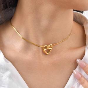 Collier ras du cou doré avec cœur et symbole infini sur une chaîne serpent plate