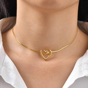 Collier cœur ajouré en plaqué or 18 carats avec chaîne serpent pour femmes