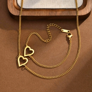 Collana in acciaio inossidabile dorato con cuori intrecciati e incisione K18 su catena