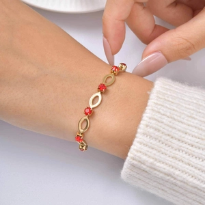 Elegant gold plated stainless steel bracelet with red crystals and oval hollow links