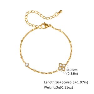 Détail du bracelet trèfle doré avec zircons et fermoir mousqueton, longueur 16 plus 5cm