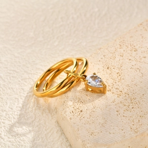 Damen Ring-Set aus vergoldetem Edelstahl mit birnenförmigem Zirkonia-Anhänger auf Stein