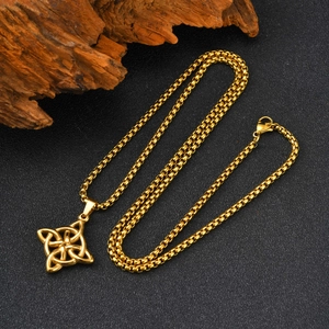 Goldene Halskette aus Edelstahl mit keltischem Knoten Anhänger auf dunklem Grund
