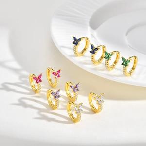 Orecchini a cerchio a farfalla colorati con zirconi e base in ottone placcato oro