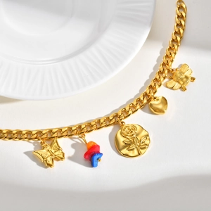 Vue détaillée du bracelet en chaîne dorée avec breloques papillon, rose et abeille