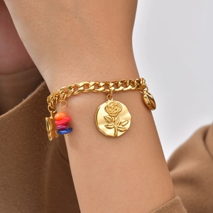 Bracelet gourmette doré avec médaille rose, cœur, papillon et perles multicolores