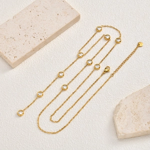 Dettaglio della chiusura a moschettone della collana a Y dorata con marchio S.STEEL