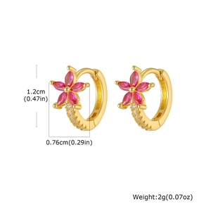 Détail de boucles d'oreilles fleurs dorées avec pierres roses et dimensions précises