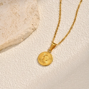 Collier en acier inoxydable plaqué or 18K avec pendentif pièce serpent et motif soleil