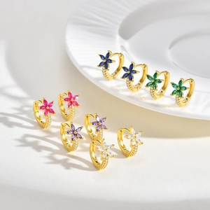 Détail des boucles d'oreilles fleurs en 5 couleurs avec cristaux dorés