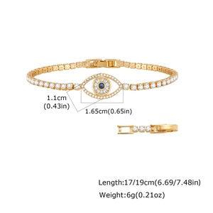 Gros plan du bracelet œil protecteur doré avec zircons et mesures de dimension