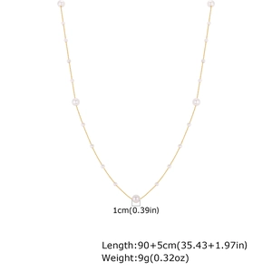 Dettaglio della collana lunga 90cm in acciaio dorato con perle da 1cm e misure